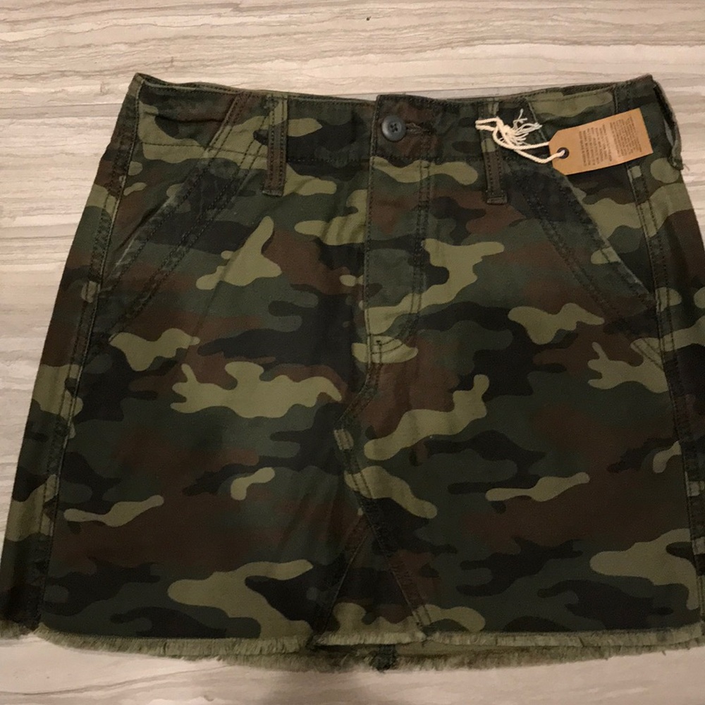 American Eagle camo skirt (never worn)